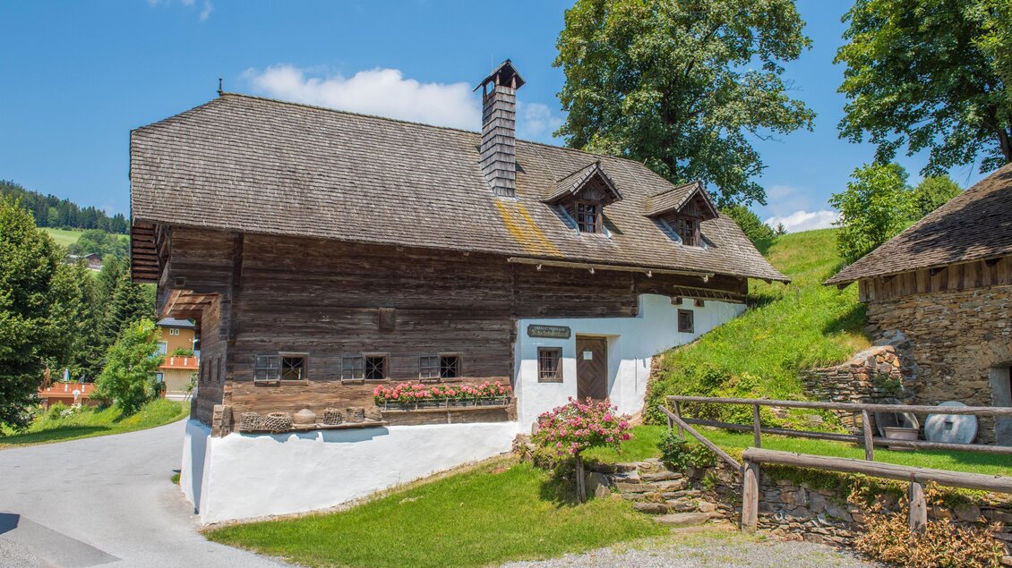 Außenansicht des Rauchstubenhaus in Edelschachen bei Anger. | © Oststeiermark Tourismus