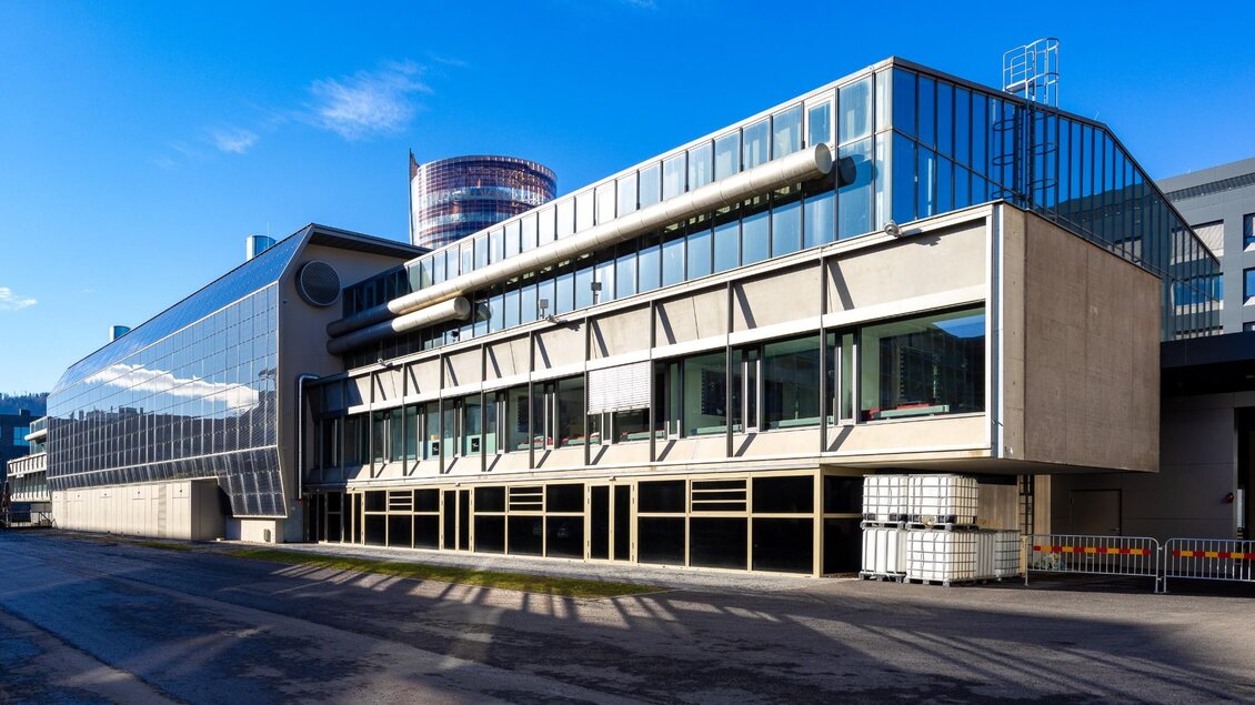 Moderne Glasfassade und Bauform der Helmut List Halle bei Sonnenschein in Graz | © Graz Tourismus-Harry Schiffer