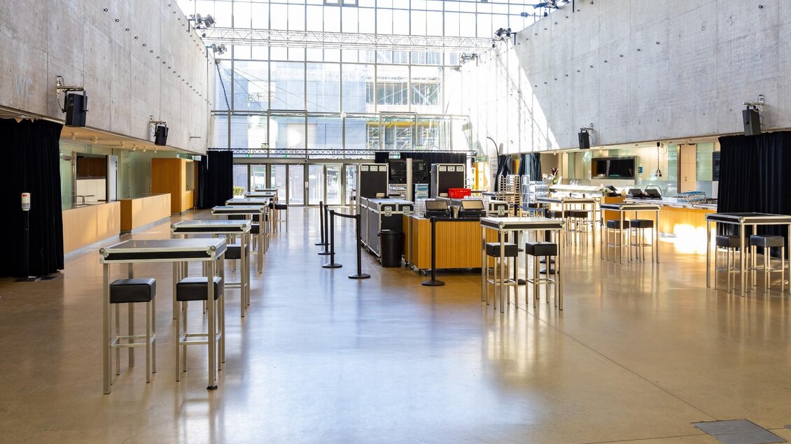 Großzügiges, lichtdurchflutetes Foyer der Helmut List Halle mit Stehtischen | © Graz Tourismus-Harry Schiffer
