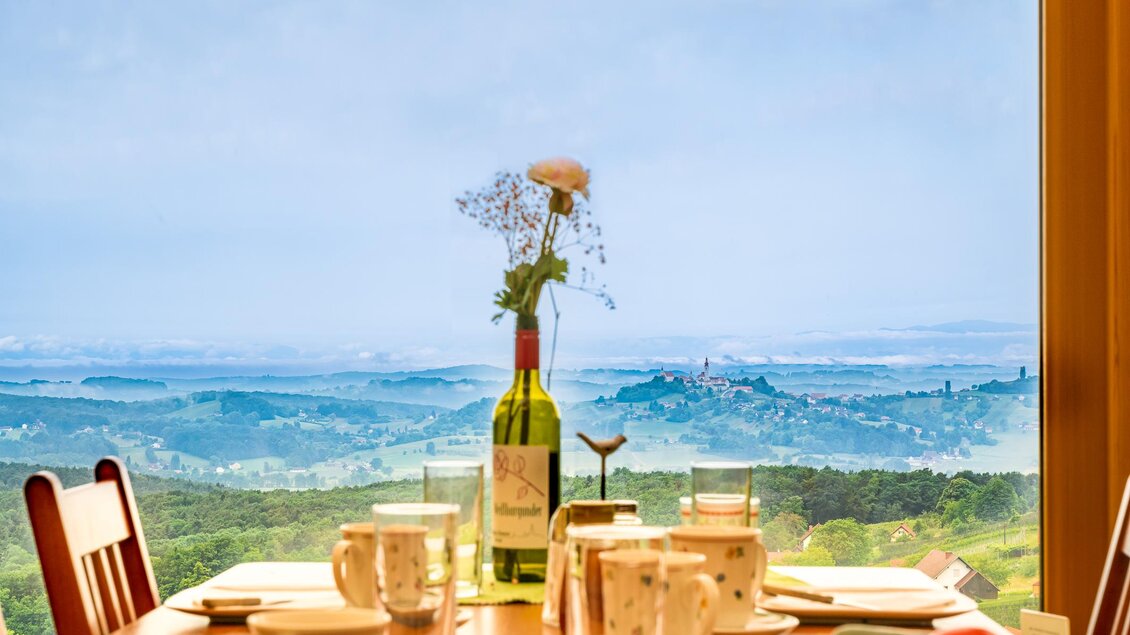 Gedeckter Tisch mit Ausblick | © Rosenbergl/Kirwasser