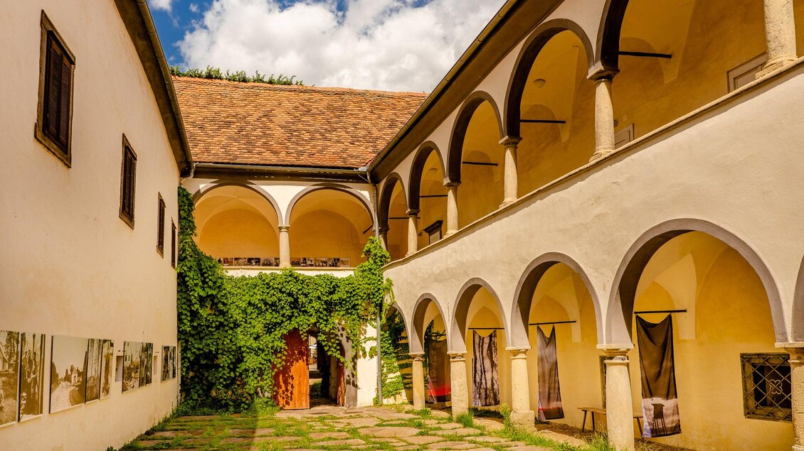 Der idyllische Innenhof des Museum im alten Zeughauses in Bad Radkersburg beeindruckt mit seinen Arkaden und ein Platz für kulturelle Konzert und Lesungen. | © Zehnerhaus Bad Radkersburg
