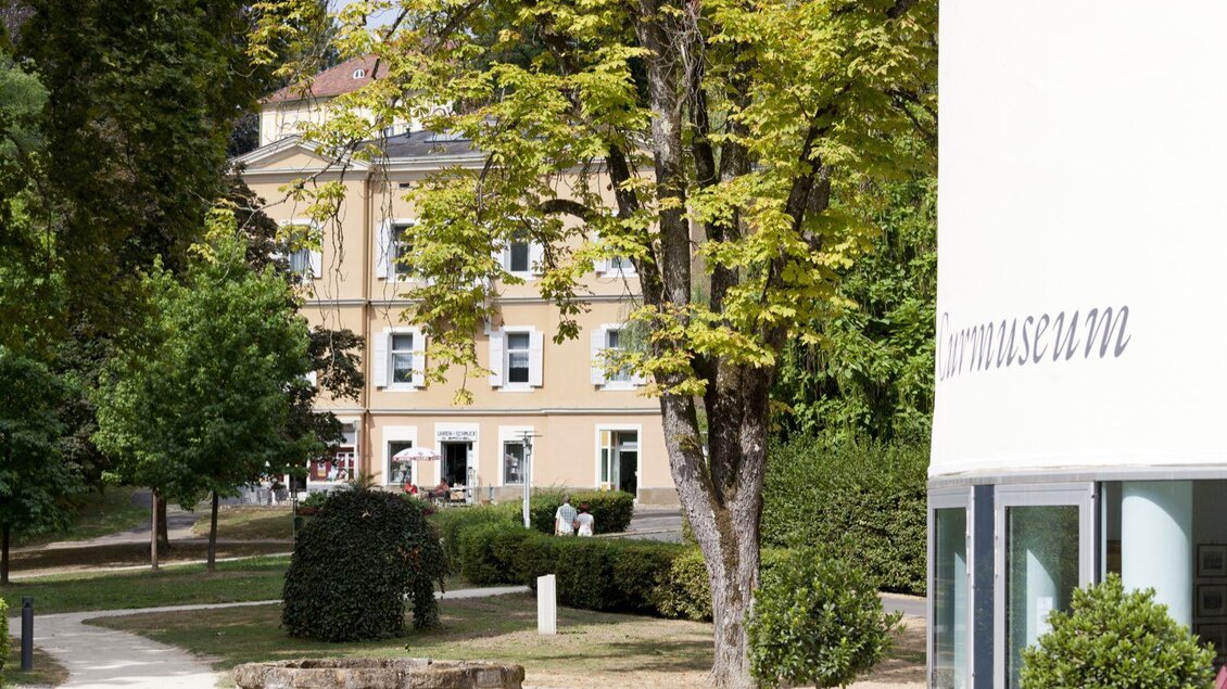 Curmuseum mit Blick zur Villa Clar | © Thermen- & Vulkanland