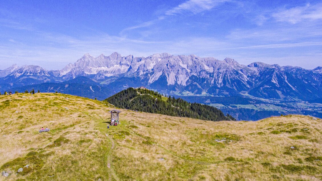 Eine wunderschöne Berglandschaft mit grünen Wiesen und hohen Gipfeln. Der Himmel ist klar und blau, ideal für einen Ausblick in die Natur. | © Johannes Absenger