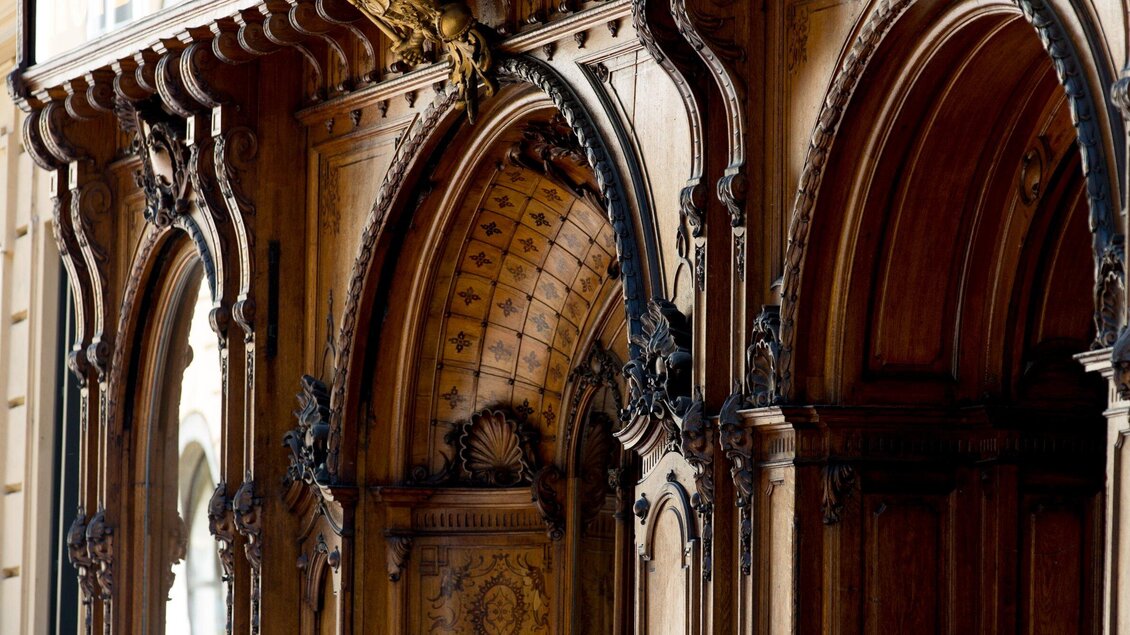 Eine beeindruckende Holzarchitektur mit filigranen Details. Die kunstvoll gestalteten Bögen verleihen dem Raum einen eleganten Charakter. | © Graz Tourismus - Harry Schiffer