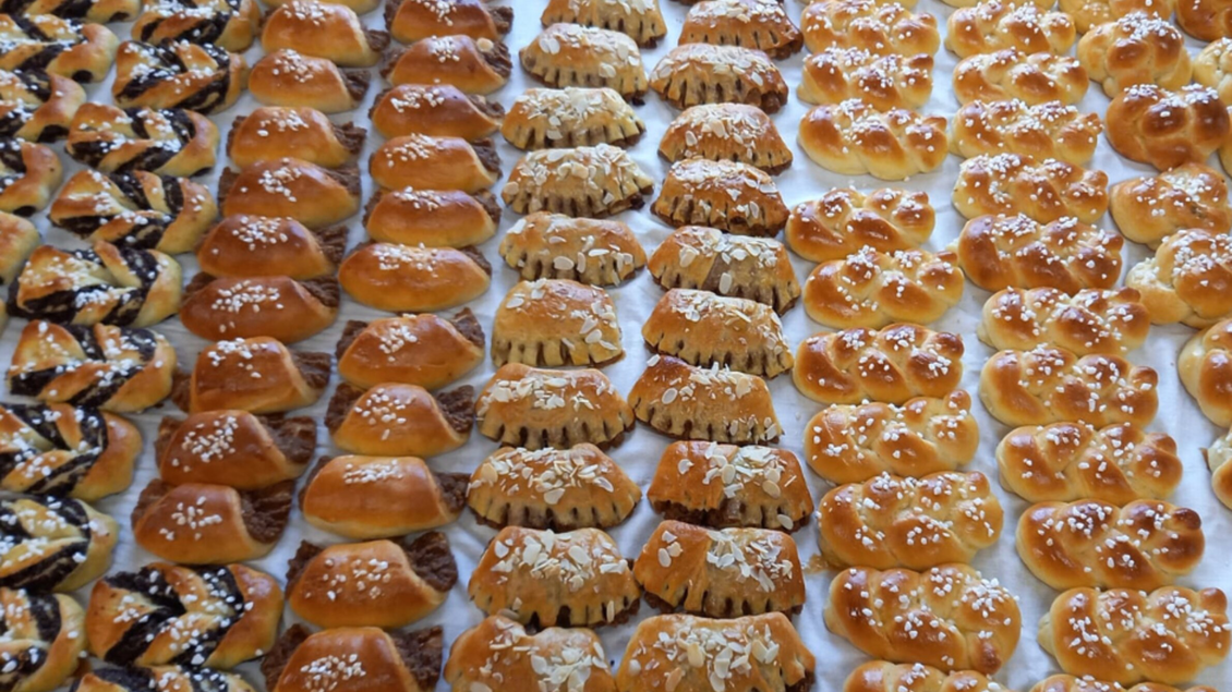 Eine Auswahl an frisch gebackenem Gebäck in verschiedenen Formen und Geschmacksrichtungen. Die Leckereien sind goldbraun und ansprechend arrangiert. | © Bauernhof König - Familie König