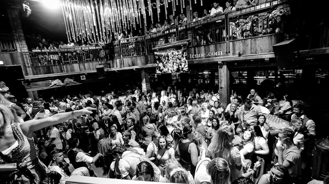 Eine lebhafte Menschenmenge auf einer Tanzfläche in einem festlichen Veranstaltungsort. Die Atmosphäre ist energiegeladen und voller Freude. | © Pressefoto Scharinger