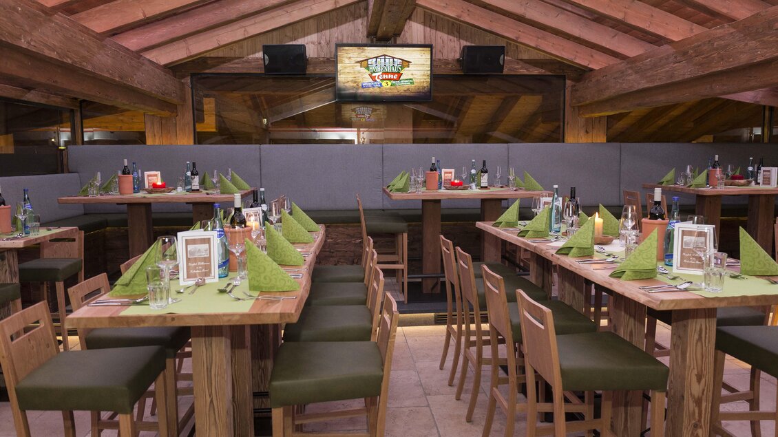 Ein einladendes Restaurant mit Holzbalken und stilvollen Tischen. Die Tische sind gedeckt und bereit für Gäste. | © AIR-Media.at