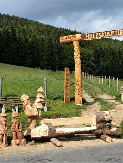 Holzskulpturenweg_Eingang_Oststeiermark | © Gasthof Haider