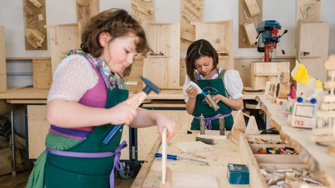 Zwei Mädchen arbeiten in einer Holzwerkstatt. Sie verwenden Werkzeuge, um kreative Projekte zu erstellen. | © www.zloam.at