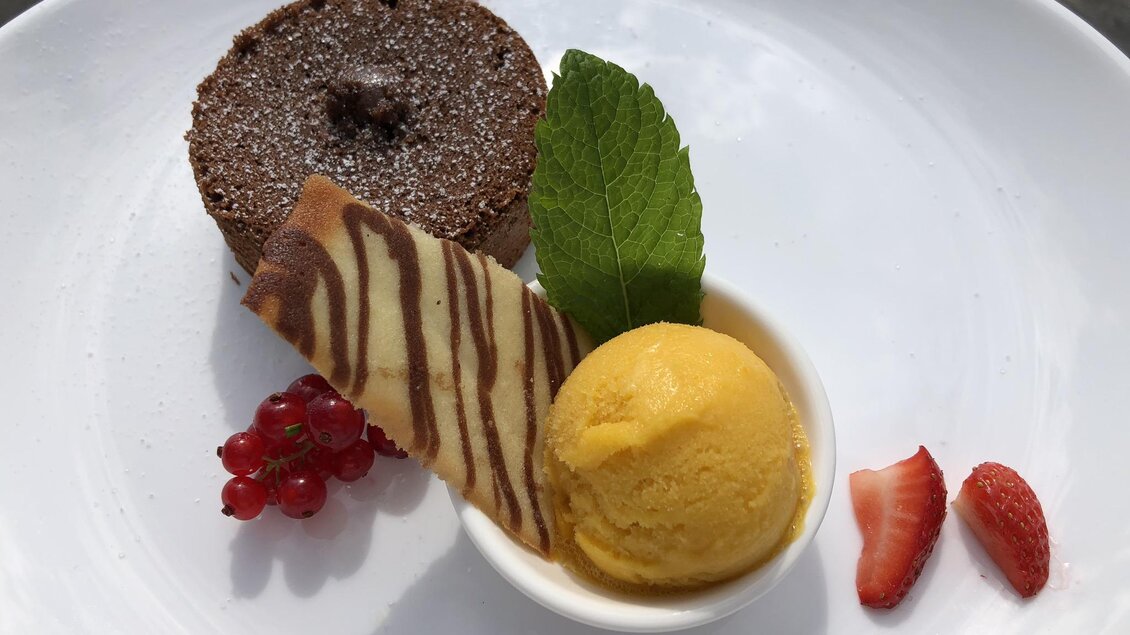 <p>Zu sehen ist ein Schokoladendessert vom Gasthaus Das Leitner.</p> | © Das Leitner