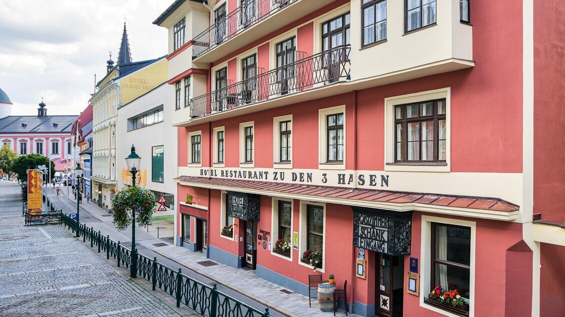 Ein charmantes Restaurant mit dem Namen „Hotel Restaurant zu den 3 Hasen“. Die Fassade ist bunt gestrichen und es gibt hübsche Blumen an den Fenstern. | © Rudy Dellinger