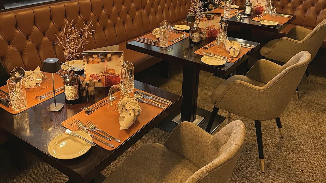 Ein gemütliches Restaurant mit elegantem Interieur. Die Tische sind schön eingedeckt und laden zum Essen ein. | © Thermenhotel Kowald