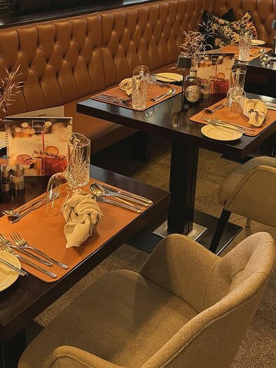 A cozy restaurant with elegant interior. The tables are beautifully set and invite you to dine. | © Thermenhotel Kowald