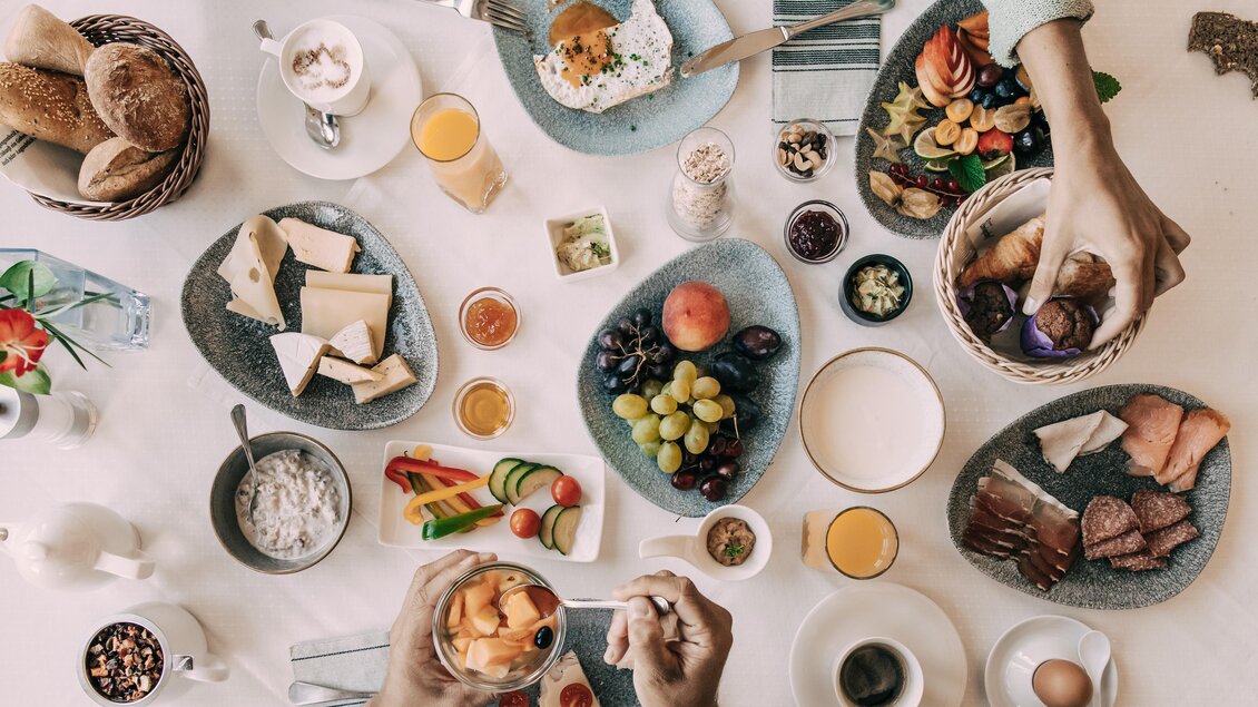 Ein reichhaltiges Frühstück mit verschiedenen Speisen wie Obst, Käse, Brot und Getränken. Die Tafel ist liebevoll gedeckt und lädt zum Genießen ein. | © Hotel Schwaigerhof