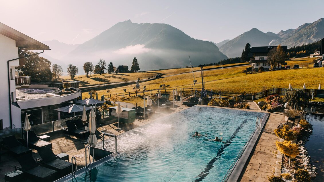 Ein schöner Außenpool mit Bergblick in der Nähe eines Hotels. Die Szenerie ist ruhig und laden zum Entspannen ein. | © Hotel Schwaigerhof