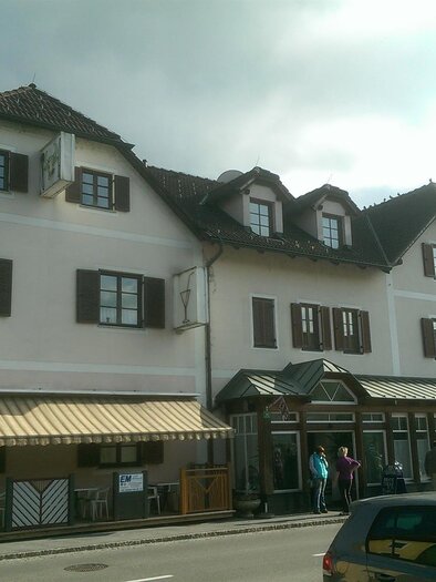 A traditional building with multiple windows and an awning. The facade is in light colors, and there are several people in front of it. | © Hotel Seltenriegel