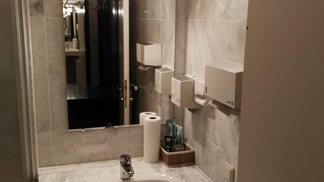 Ein einfaches Badezimmer mit einem Waschbecken und einem Spiegel. Weiße Fliesen und eine moderne Ausstattung sind vorhanden. | © Hotel Seltenriegel