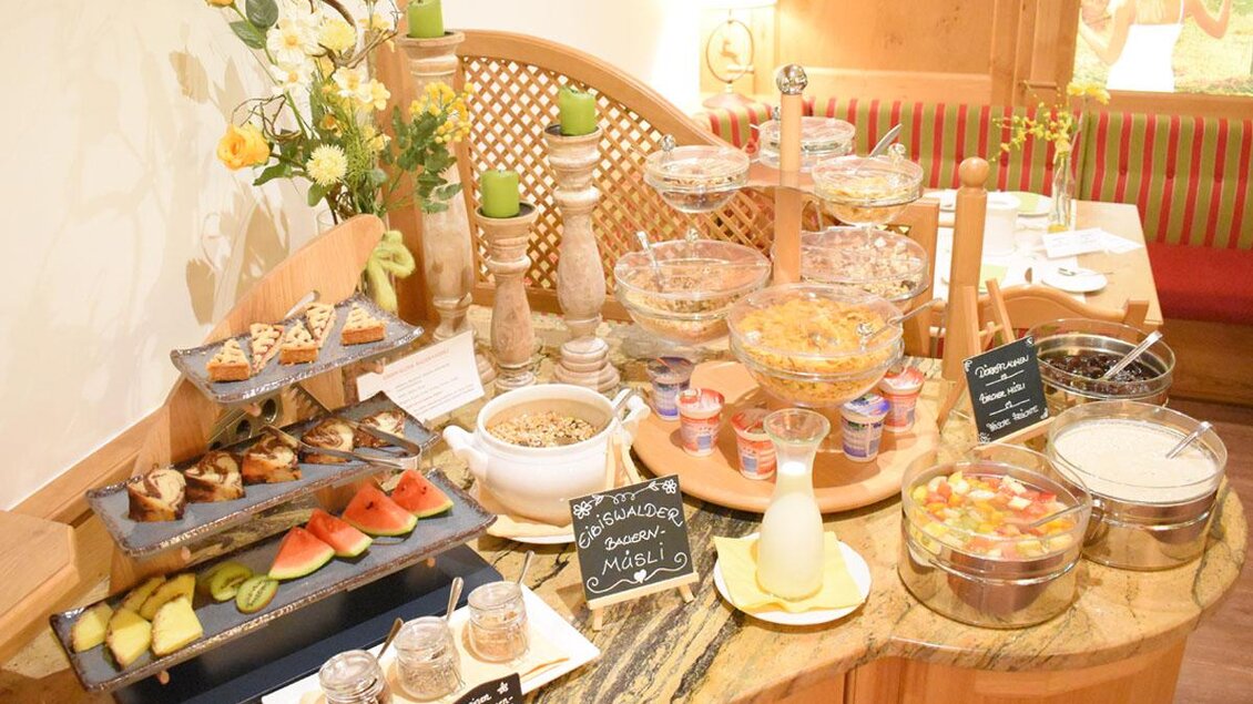 Ein reichhaltiges Frühstücksbuffet mit verschiedenen Speisen und frischem Obst. Es gibt Desserts, Müsli und mehrere Getränke, alles schön angerichtet. | © Desiree Zwanzleitner