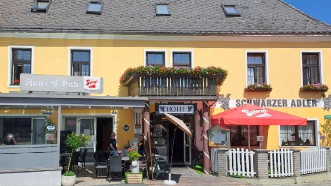 Zu sehen ist das Hotel- Restaurant Schwarzer Adler von außen.  | © Hotel Schwarzer Adler