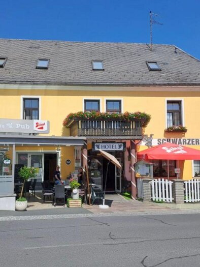 The Schwarzer Adler hotel and restaurant can be seen from the outside. | © Hotel Schwarzer Adler