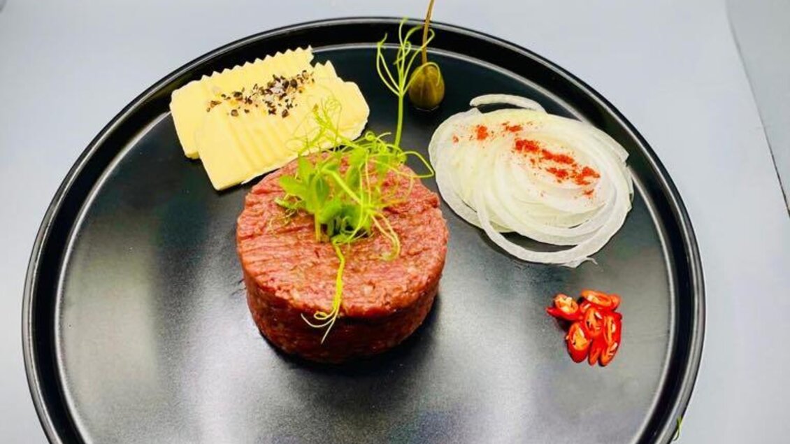Beef Tatar von der Steakkarte | © Hotel-Restaurant Schwarzer Adler