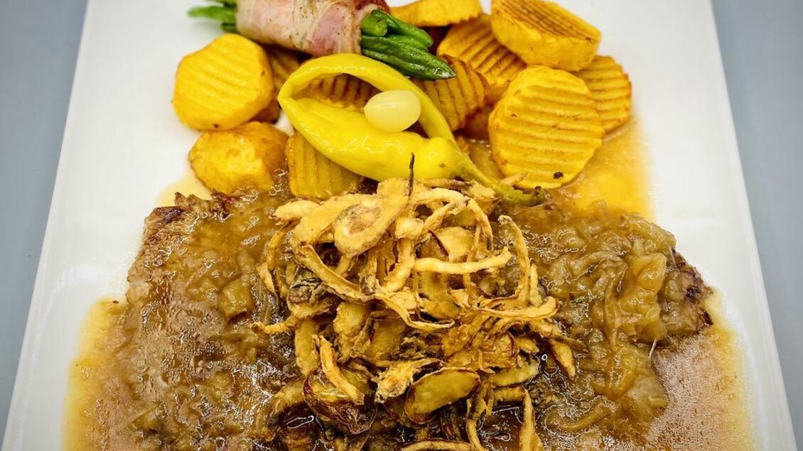 Zwiebelrostbraten | © Hotel-Restaurant Schwarzer Adler