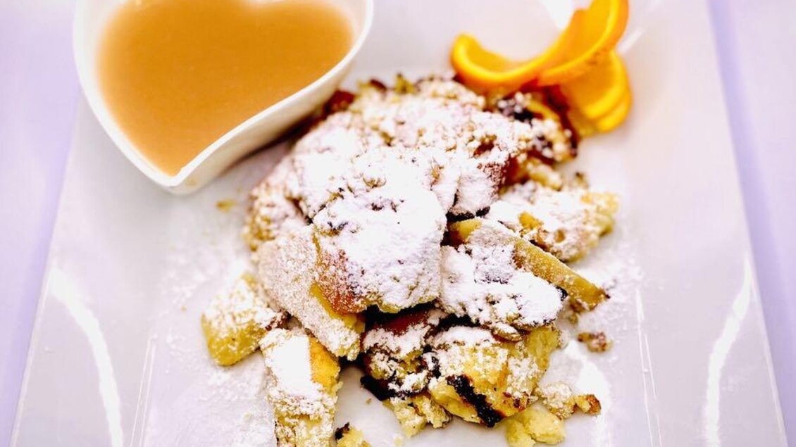 Kaiserschmarren mit Apfelmus | © Hotel-Restaurant Schwarzer Adler