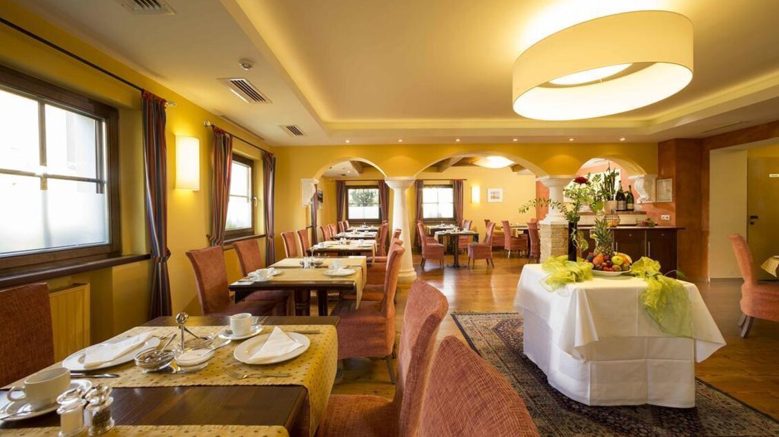 Ein einladendes Restaurant mit stilvoll gedeckten Tischen und warmem Licht. Die Atmosphäre ist gemütlich und gleichzeitig elegant. | © Hotel-Restaurant Staribacher