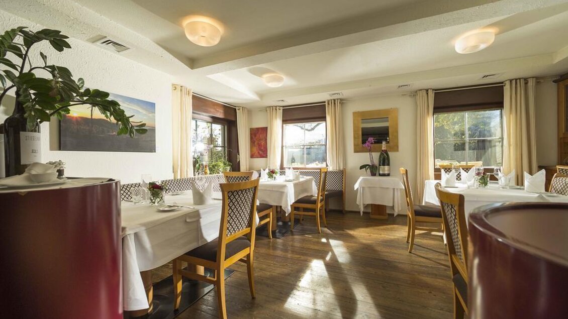 Ein gemütliches Restaurant mit hellen, freundlichen Farben und gedeckten Tischen. Die großen Fenster lassen viel Tageslicht herein und schaffen eine einladende Atmosphäre. | © Hotel-Restaurant Staribacher