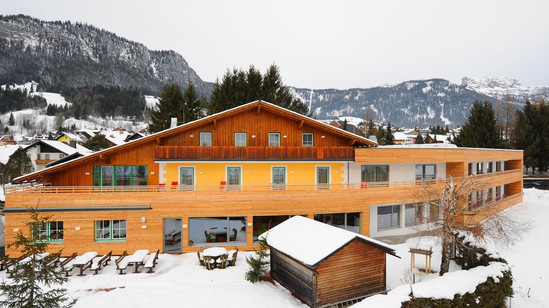 Ein modernes Holzgebäude in winterlicher Landschaft. Umgeben von schneebedeckten Bergen und Tannenbäumen. | © Hotel Seebacherhof, Hagspiel