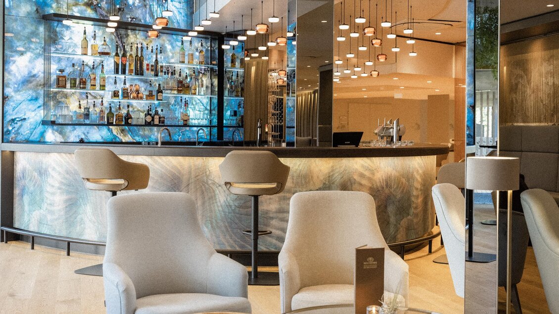 Eine stilvolle Bar mit modernen Möbeln und einer hellen, einladenden Atmosphäre. Die Wände sind mit elegantem Holz und Glas gestaltet. | © Heilthermen Resort BW