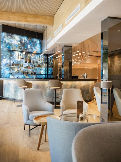 Eine stilvolle Bar mit modernen Möbeln und einer hellen, einladenden Atmosphäre. Die Wände sind mit elegantem Holz und Glas gestaltet. | © Heilthermen Resort BW
