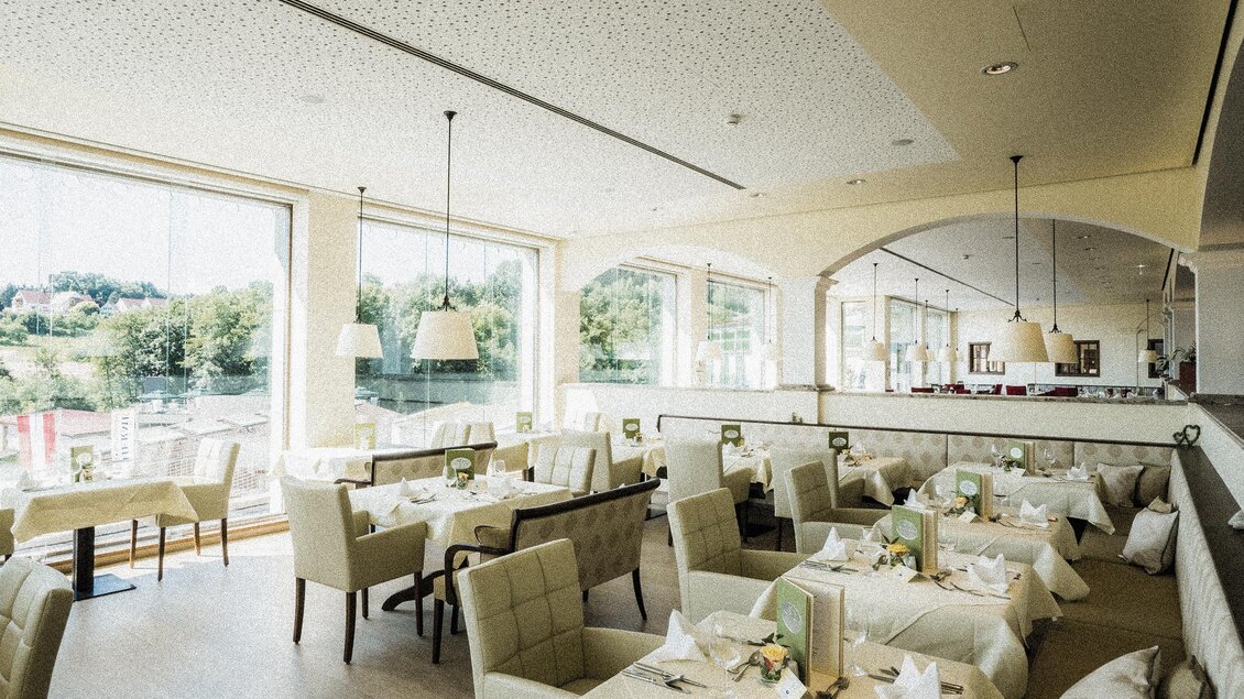 Ein elegantes Restaurant mit hellen Innenräumen und großen Fenstern. Die Tische sind schön gedeckt und bieten eine Aussicht auf die Natur. | © Heilthermen Resort BW
