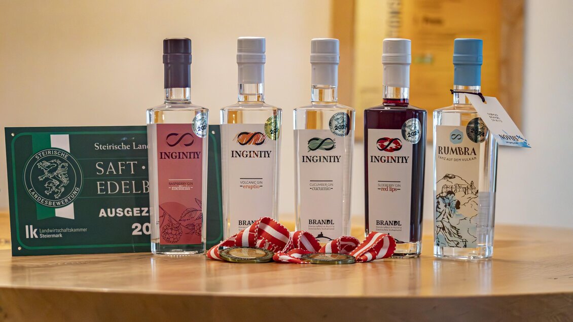 Vier Flaschen des Getränks „INGINIITY“ stehen auf einem Tisch. Jede Flasche hat ein anderes Etikett und eine einzigartige Farbe. | © © Thomas Brandl Spirits