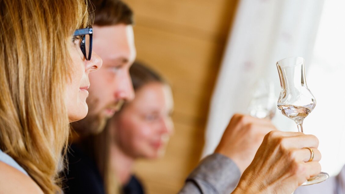 Eine Gruppe von Menschen, die an einem Tisch sitzen und Gläser halten. Sie scheinen eine Verkostung oder eine informelle Zusammenkunft zu genießen. | © © Thomas Brandl Spirits