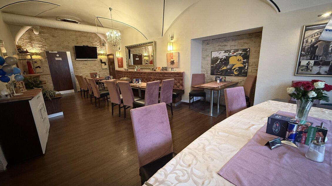 Ein gemütliches Restaurant mit eleganten Tischen und Stühlen. Die helle und einladende Atmosphäre wird durch kunstvolle Dekorationen ergänzt. | © Taip Rastoder