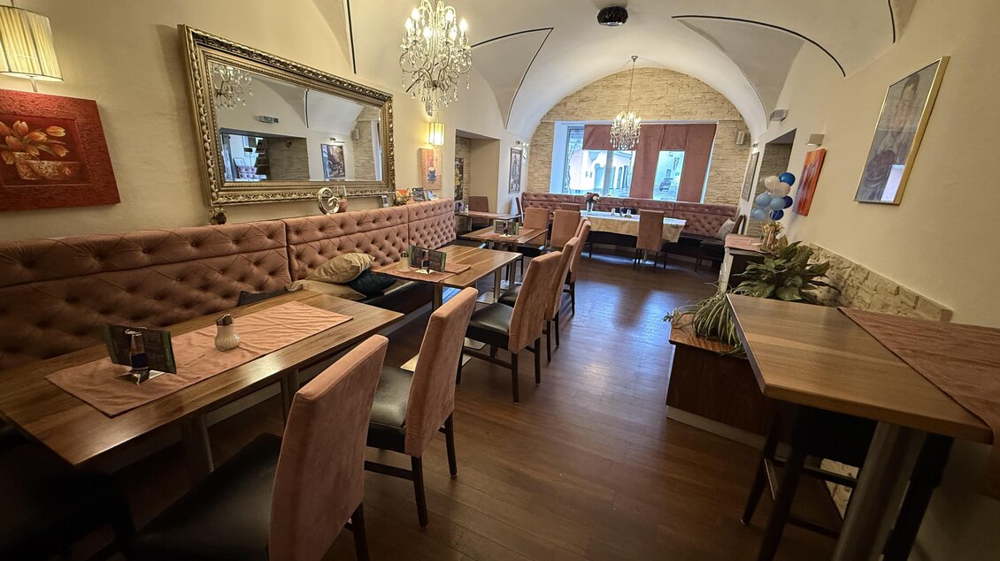 Ein gemütliches Restaurant mit eleganten Tischen und Stühlen. Die warmen Farben und die dekorativen Elemente schaffen eine einladende Atmosphäre. | © Taip Rastoder