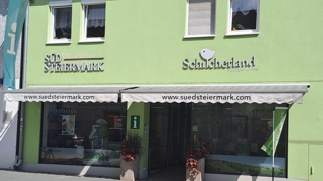 Ein Informationszentrum in einer grünen Gebäude. Es zeigt die Beschriftungen „Südsteiermark“ und „Schilcherland“. | © Martina Schröttner