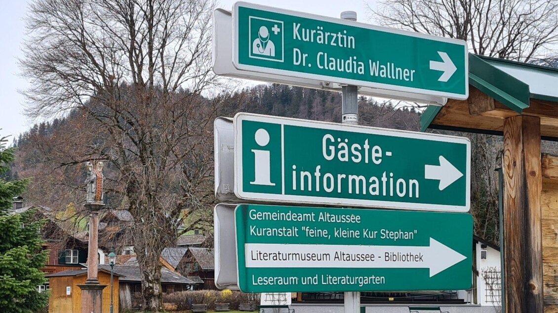 Ein Wegweiser mit Informationen zu verschiedenen Zielen in der Umgebung. Zu sehen sind Hinweise zur Kurärztin Dr. Claudia Wallner und zur Gästeinformation. | © Stephanie Bor
