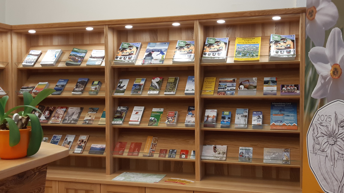 Ein gut sortiertes Regal mit verschiedenen Broschüren und Informationsmaterialien. Die Materialien informieren über Freizeitaktivitäten und Reiseziele. | © TVB Ausseerland Salzkammergut (c) Daniela Casari