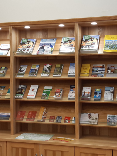 A well-organized shelf with various brochures and informational materials. The materials provide information about recreational activities and travel destinations. | © TVB Ausseerland Salzkammergut (c) Daniela Casari