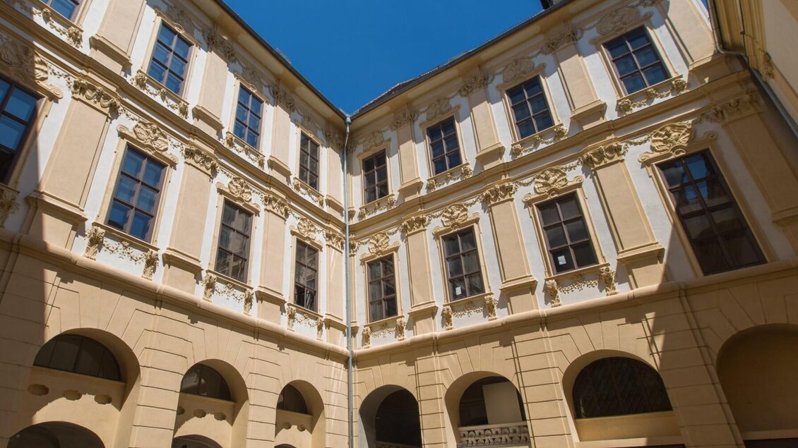 Blick in den barocken Innenhof des Palais Attems in Graz mit Stuckfassade | © Graz Tourismus-Harry Schiffer