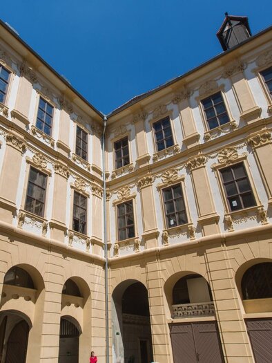 Blick in den barocken Innenhof des Palais Attems in Graz mit Stuckfassade | © Graz Tourismus-Harry Schiffer