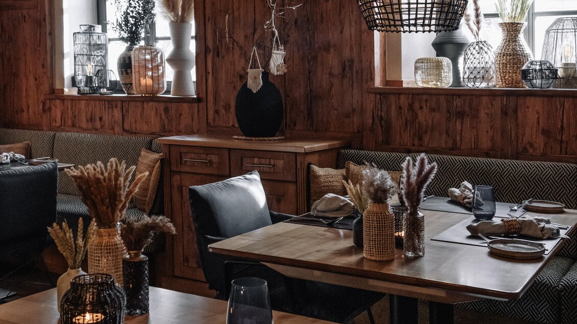 Ein stilvolles Restaurant mit gemütlicher Atmosphäre. Holzmöbel und dekorative Elemente sorgen für eine warme Einrichtung. | © JOHANN Schladming