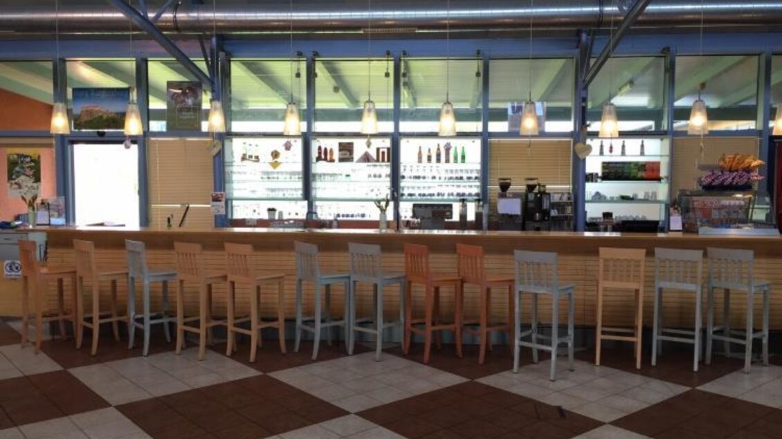 Theke des Cafes | © Jufa Gnas