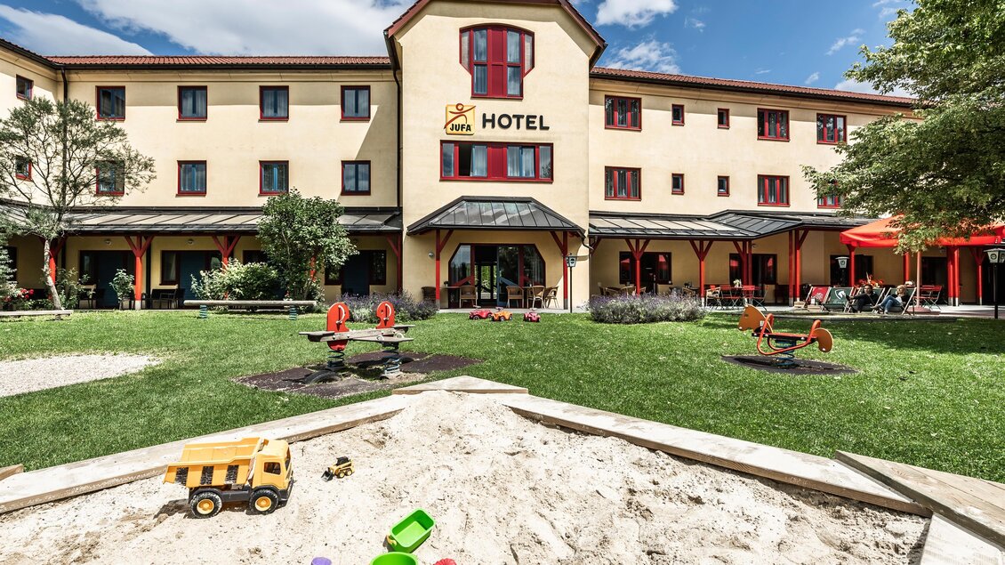 Ein familienfreundliches Hotel mit einem großen Garten. Auf dem Spielplatz sind Spielgeräte und Sandkasten zu sehen. | © Lipizzanerheimat-Lenz