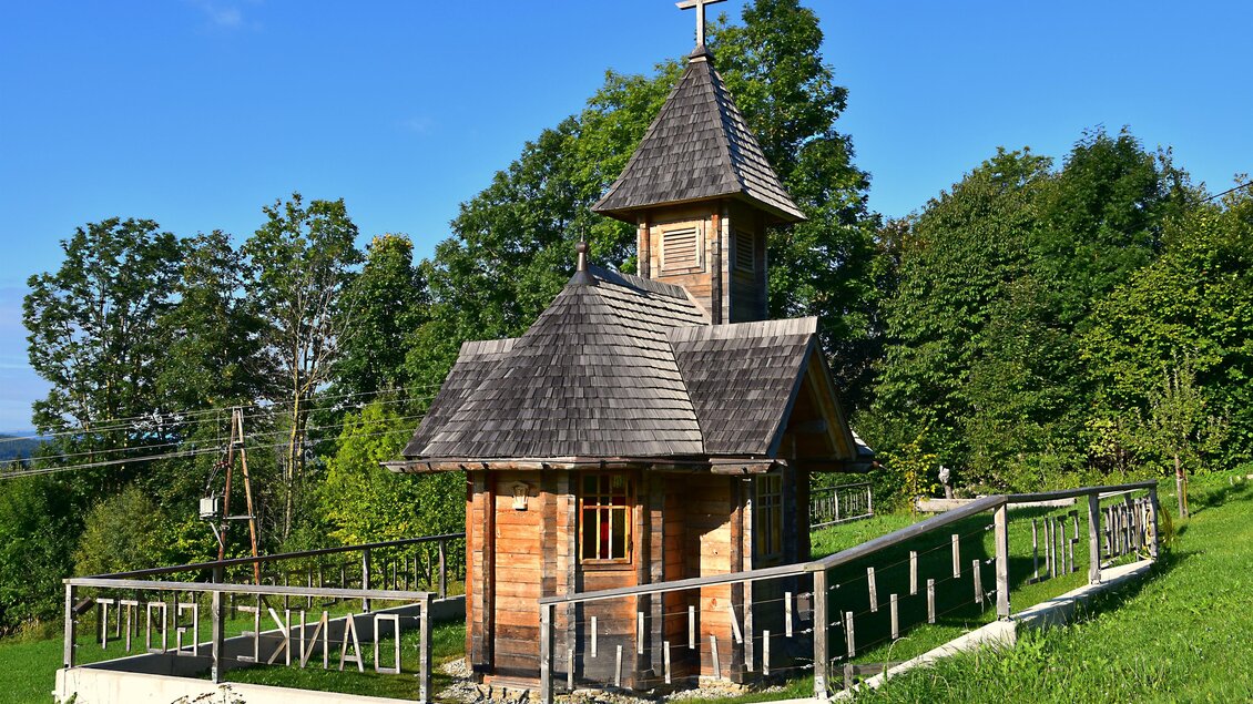 zu sehen ist eine Kapelle in Miesenbach. | © Karl Maderbacher