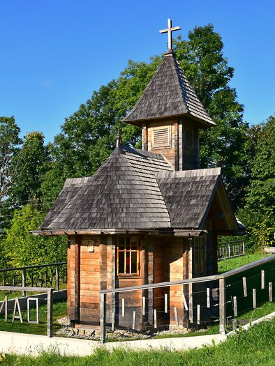 A chapel in Miesenbach can be seen. | © Karl Maderbacher