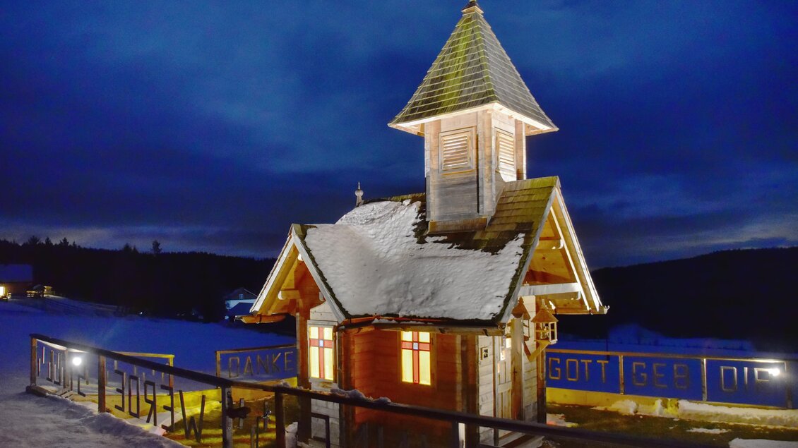 zu sehen ist eine Kapelle im Winter. | © Karl Maderbacher