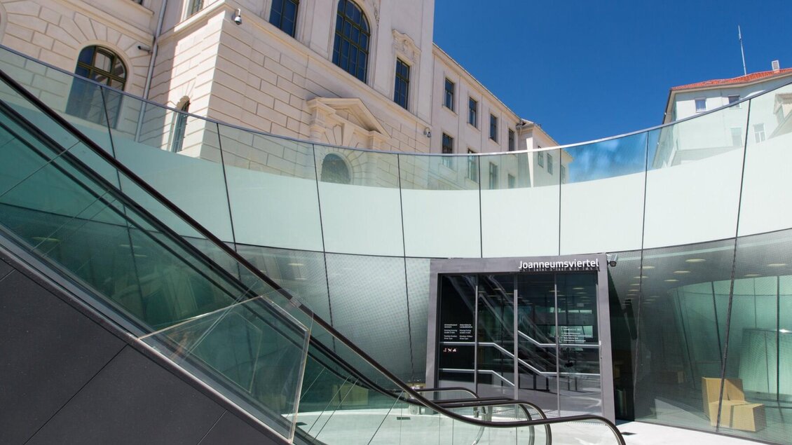 Moderner Eingangsbereich mit Rolltreppe im Joanneumsviertel Graz | © Graz Tourismus-Harry Schiffer